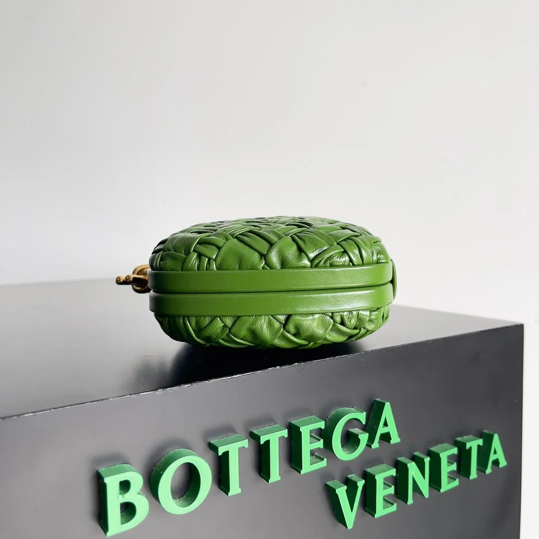 Batch 1860 BV Knot | The classic return of the evening bag. Original leather ➕ Stainless steel hardware ➕ 24k real gold plating ➕ Fully handmade. Those who know the history of our brand should have heard that the knot is a story of Bottega Veneta, and it is also one of the more important design elements. Matthieu Blazy's work this season sublimates Knot's classics, with a new knot design and a woven shoulder strap, plus Fouland Intreccio's weaving technology, adding some fashion to the retro and nostalgic feel of the past. Style number: 717622 Size: 20.5*6*12.5